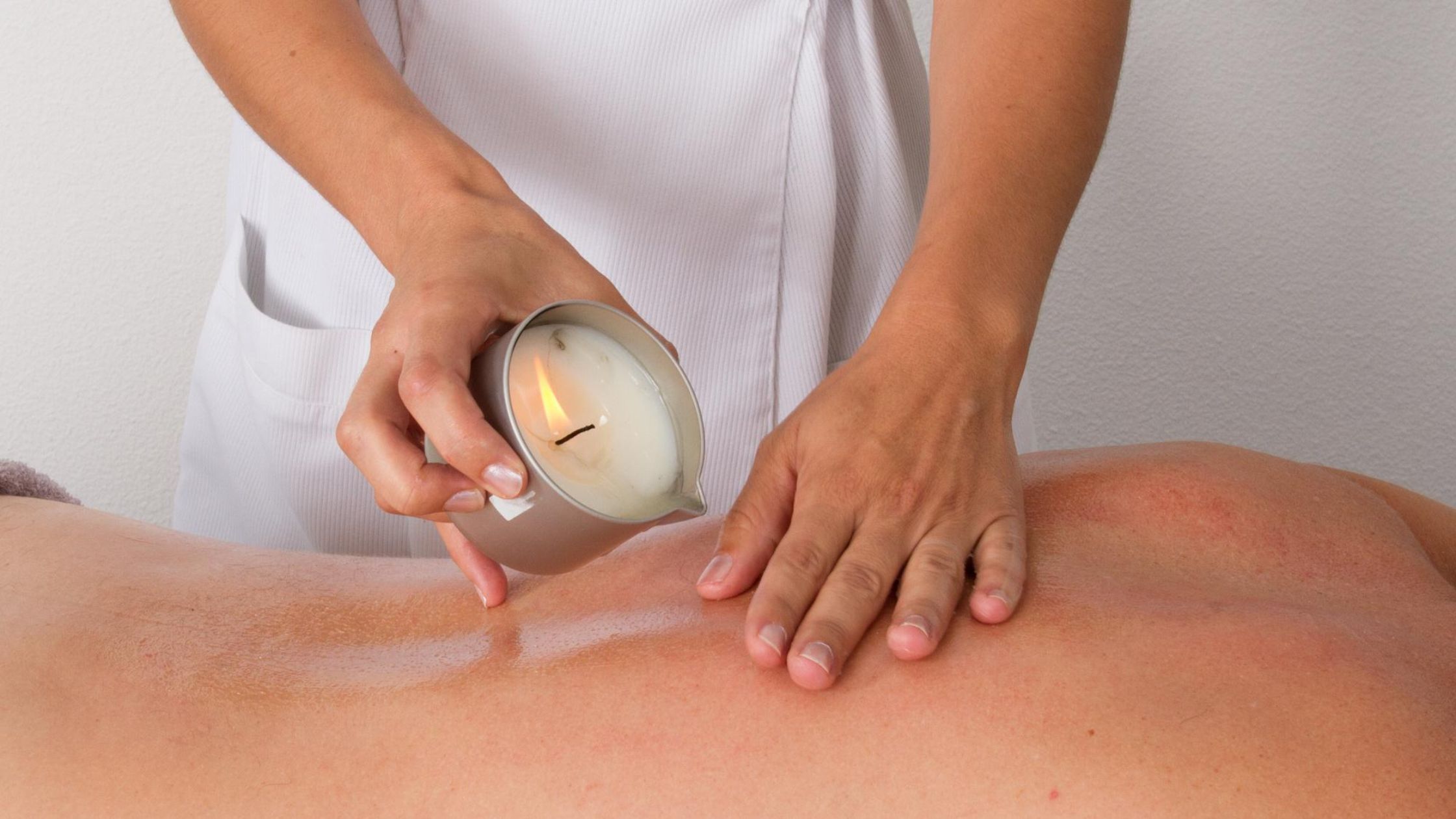 Massage bougie - Bougie sur un dos - masseuse