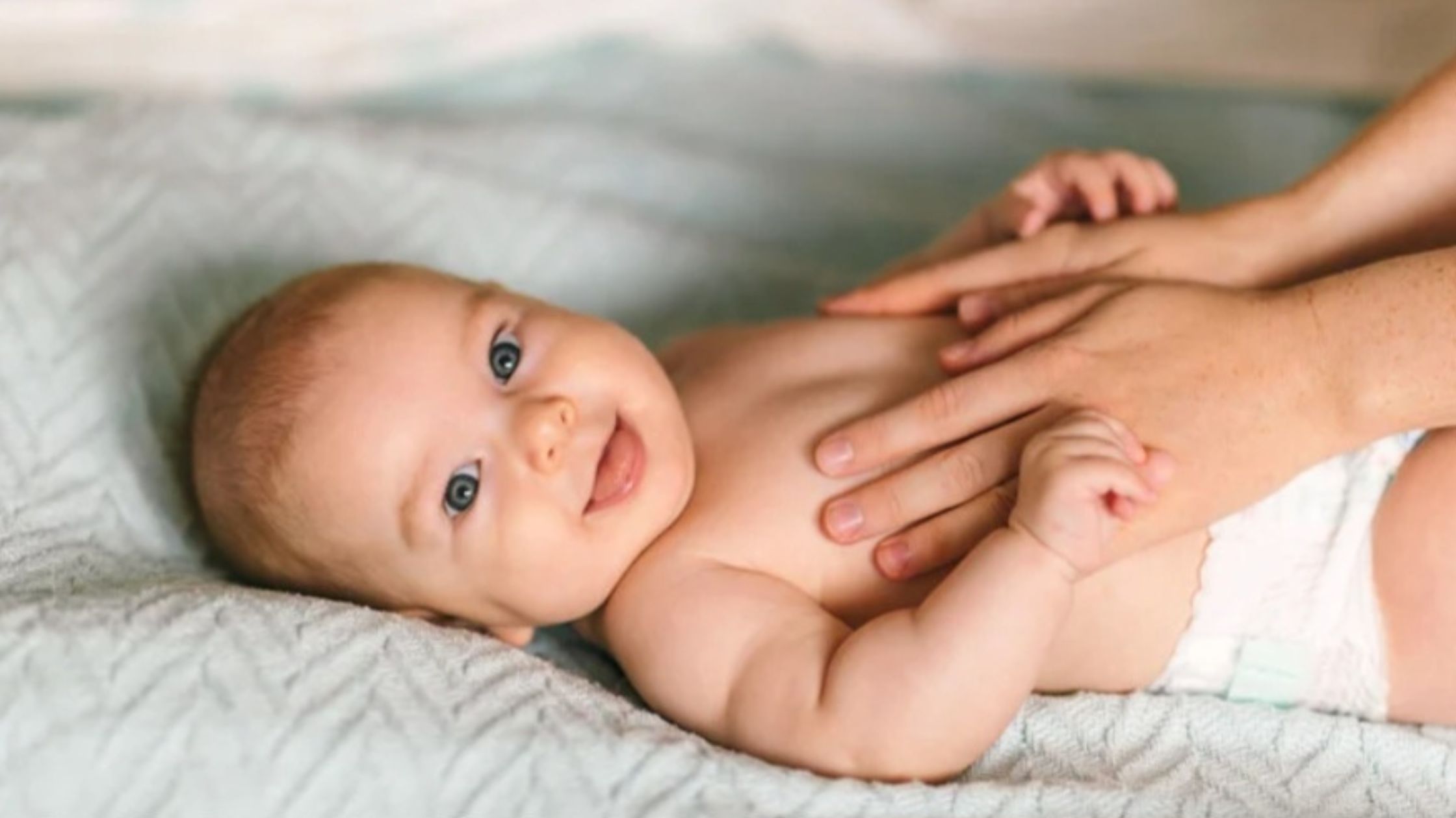 Massage nouveau né - Bébé massage - Massage parent enfant