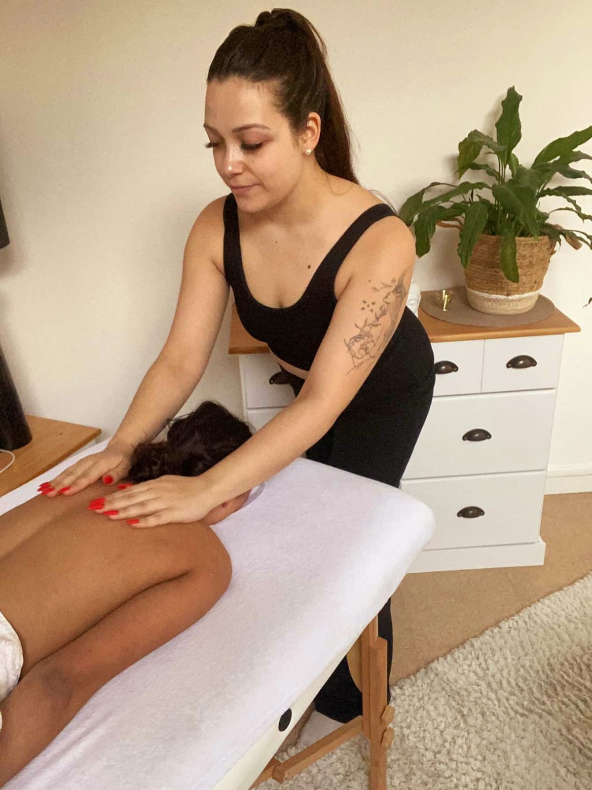 Massage adolescent - Table de massage adolescent avec masseuse professionnelle