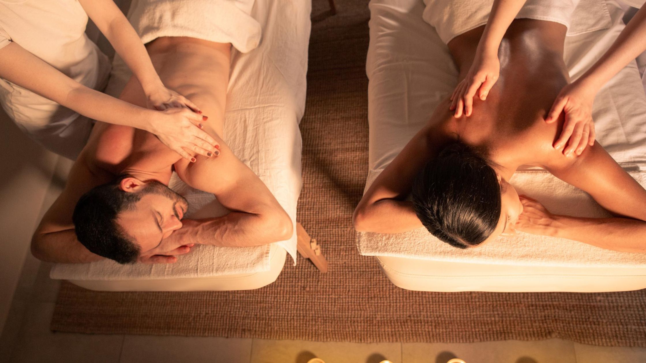 Massage en duo - massage couple - couple sur table de massage